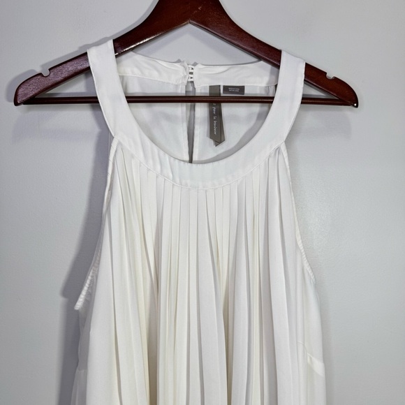 Pennington's White Scoop Neck Pleated Sleeveless Blouse Sharkbite Hem - Picture 2 of 11